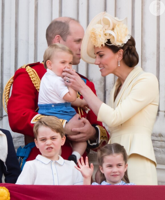 Kate Middleton apostou em terninho Alexander McQueen levemente pregueado e saia lápis de comprimento médio