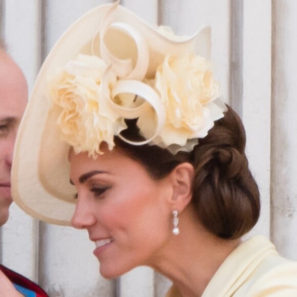 Kate Middleton apostou em terninho Alexander McQueen levemente pregueado e saia lápis de comprimento médio