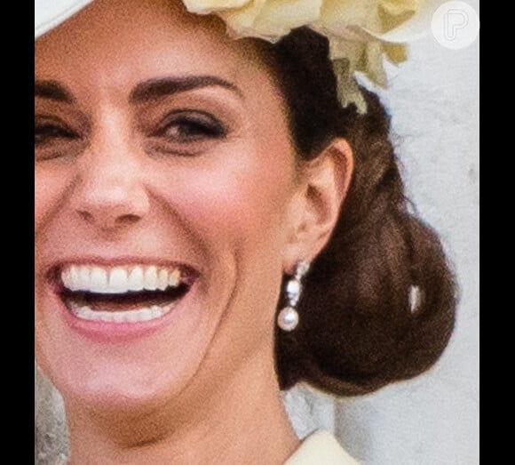 Kate Middleton escolheu ainda brincos de pérola vindas do Bahrein