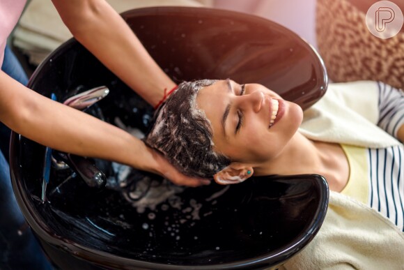 Lave bem o cabelo com um shampoo, de preferência anti-resíduos