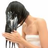 Com os fios úmidos aplique a máscara de tratamento somente no comprimento do cabelo