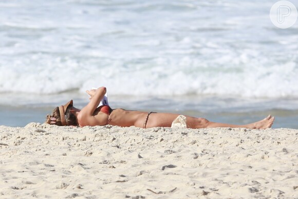 Grazi Massafera não dispensou o biquíni em dia de praia no Rio, neste domingo, 9 de junho de 2019