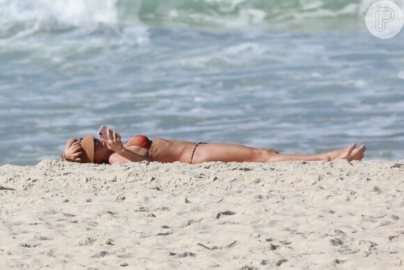 De biquíni, Grazi Massafera renovou o bronzeado em dia de praia de São Conrado, Zona Sul do Rio de Janeiro, neste domingo, 9 de junho de 2019