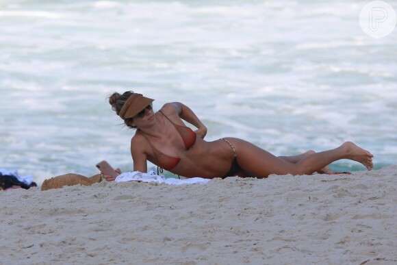 Grazi Massafera mostrou o corpo enxuto em dia de praia no Rio de Janeiro