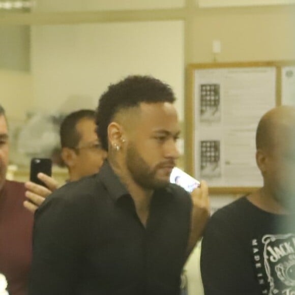 Neymar já prestou depoimento por divulgar vídeos íntimos de Najila Trindade durante troca de mensagens com a modelo