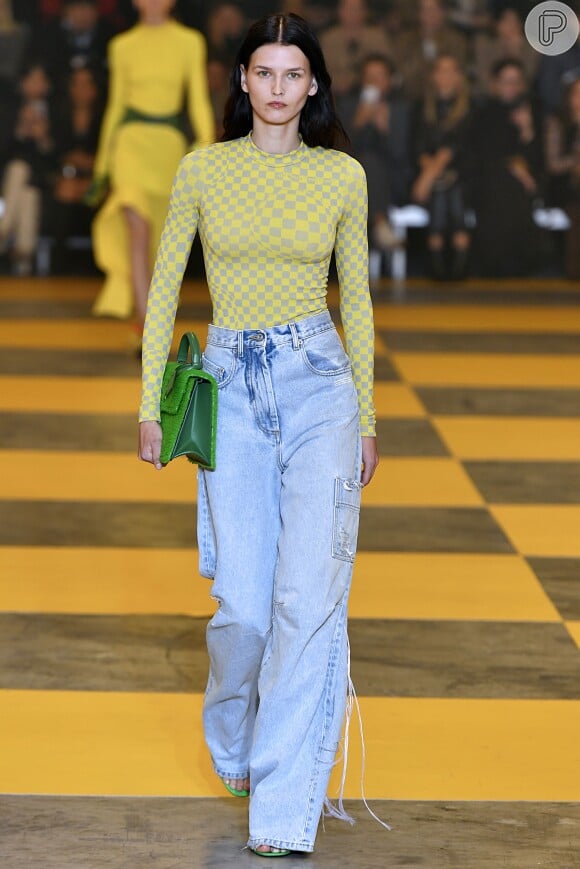 Adriana Zucco, estilista da Colcci, explicou ainda que o jeans na modelagem boyfriend também é uma ótima escolha para dar volume aos quadris