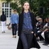 Jeans escuros e jeans de elastano: 'Eles ajudam a disfarçar não só o quadril, mas também coxas mais grossas assim como uma barriguinha'