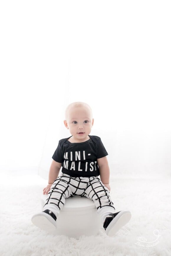 Filho de Sarah Poncio, João, de 7 meses, usou look minimalista