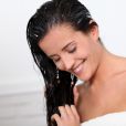 Na hora de lavar o cabelo longo, evita esfregar os fios para não criar frizz ou pontas duplas