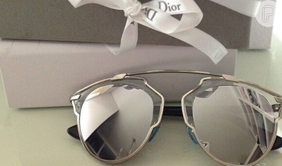Os óculos são da grife Dior So Real e custam R$ 1.800