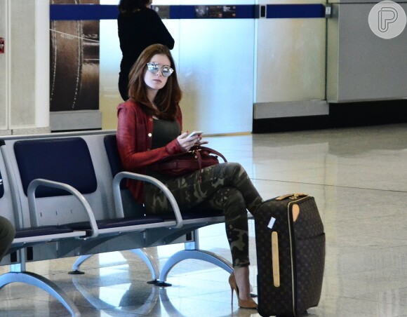 De óculos Dior, Marina Ruy Barbosa esperou o voo para São Paulo