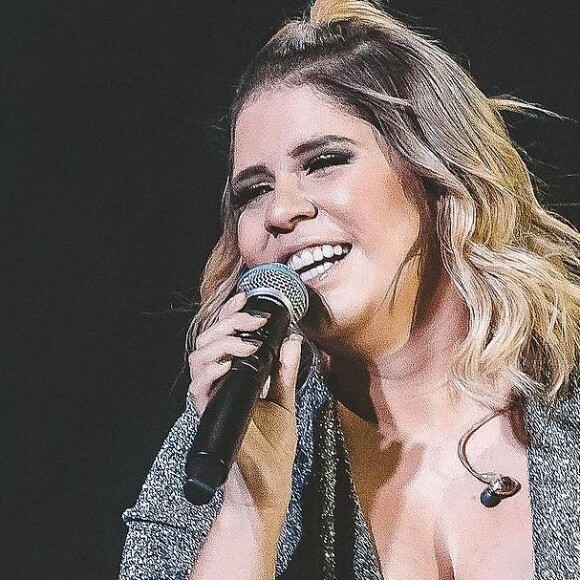 Marilia Mendonça aposta em macacão com decote em 'v' em look de show nesta quarta-feira, dia 12 de junho de 2019