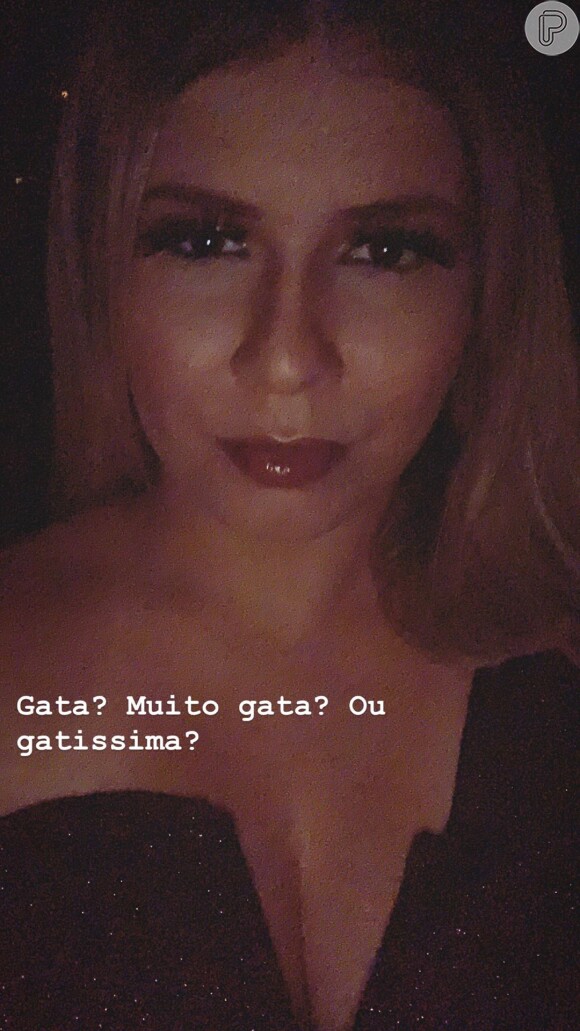 Marilia Mendonça usa decote em 'v' estruturado em look de show nesta quarta-feira, dia 12 de junho de 2019