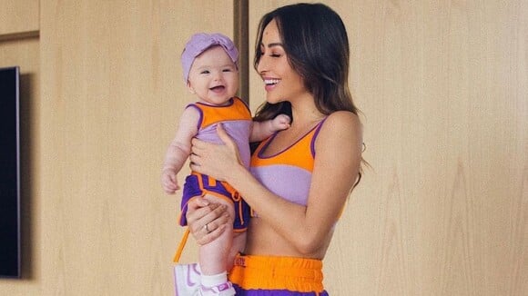 Sabrina Sato combina look fitness com a filha, Zoe: 'Só vai assistir o treino'