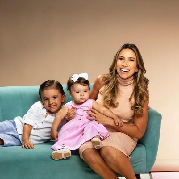 Patricia Abravanel posou, na época grávida do 3º filho, com Pedro e Jane, seus herdeiros