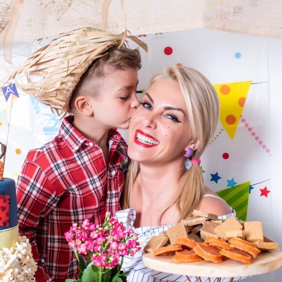 Ana Hickamann encantou os fãs ao mostrar ensaio que fez com o filho, Alexandre Jr.