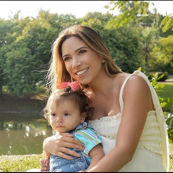 Patricia Abravanel filma a filha, Jane, de maria-chiquinha com boneca neste sábado, dia 15 de junho de 2019
