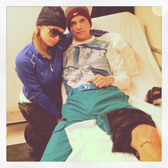 Paris Hilton completa mais um ano de vida no hospital com o namorado, o modelo River Viiperi, que se acidentou quando esquiava no dia 17 de fevereiro de 2013