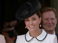 Sapato com transparência e dress coat P&B: o look grifado de Kate Middleton