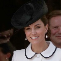 Sapato com transparência e dress coat P&B: o look grifado de Kate Middleton