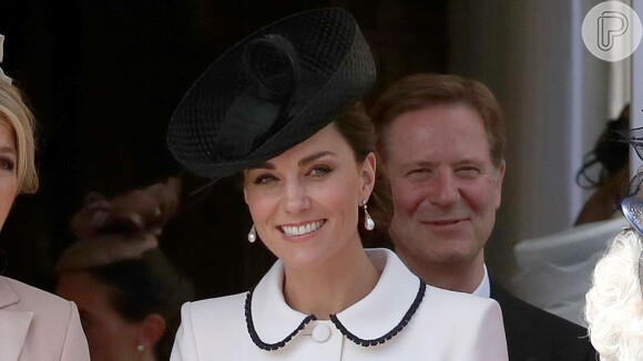 Kate Middleton aposta em dress coat branco em evento do Order of the Garter Service nesta segunda-feira, dia 17 de junho de 2019
