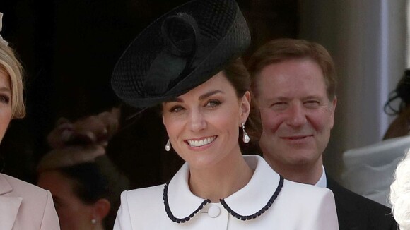 Sapato com transparência e dress coat P&B: o look grifado de Kate Middleton