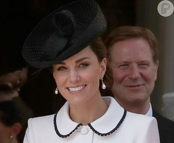 Kate Middleton usa fascinator preto furadinho em evento do Order of the Garter Service nesta segunda-feira, dia 17 de junho de 2019