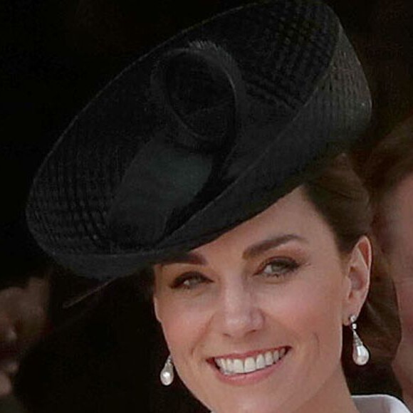 Kate Middleton usa fascinator preto furadinho em evento do Order of the Garter Service nesta segunda-feira, dia 17 de junho de 2019