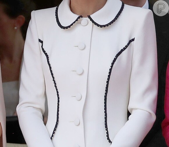 Kate Middleton usa dress coat com linhas pretas em evento do Order of the Garter Service nesta segunda-feira, dia 17 de junho de 2019