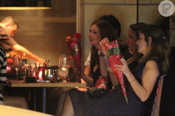 A atriz ganhou flores durante o jantar com o namorado