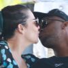 Fernanda Souza dá beijo no marido, Thiaguinho, em dia na praia