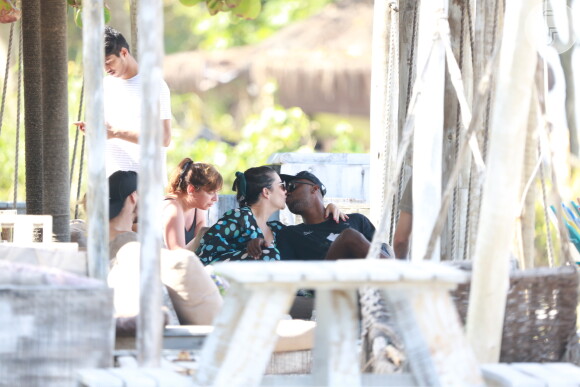Fernanda Souza dá beijo no marido, Thiaguinho, em dia na praia