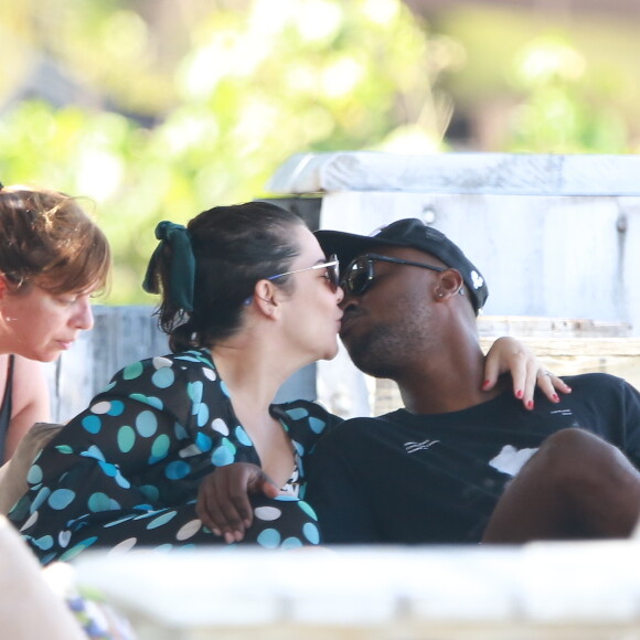 Fernanda Souza dá beijo no marido, Thiaguinho, em dia na praia