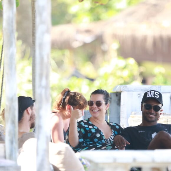 Fernanda Souza é fotografada aos beijos com Thiaguinho ao comemorar aniversário de 35 anos na praia da Barra da Tijuca, no Rio de Janeiro, nesta terça-feira, 18 de junho de 2019