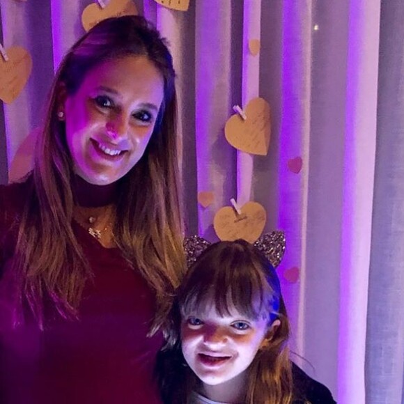 Grávida, Ticiane Pinheiro babou pela filha, Rafaella Justus, cantando 'Shallow' em sua nova festa de 43 anos