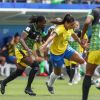 Konya Plummer, da Jamaica, roubou a cena com maria-chiquinha no jogo de sua seleção contra o Brasil