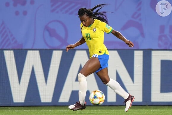Ludmilla, jogadora do Brasil, garante ainda mais movimentos a jogada com o visual com tranças