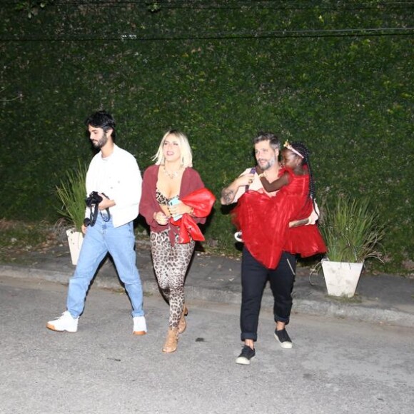 Giovanna Ewbank e Bruno Gagliasso chegaram na festa acompanhados pelo fotógrafo André Nicolau