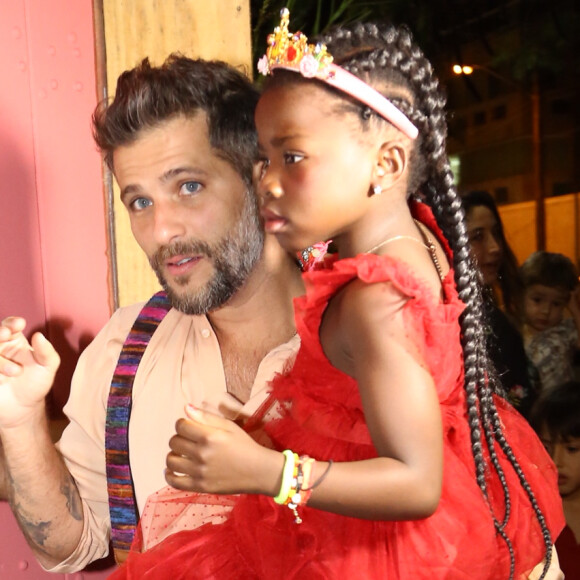 Bruno Gagliasso chegou com a filha, Títi, no colo no aniversário da menina nesta quarta-feira, dia 19 de junho de 2019