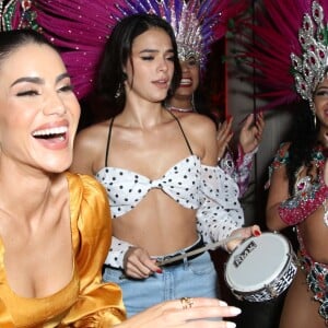 Bruna Marquezine cai no samba e se arrisca no tamborim em evento