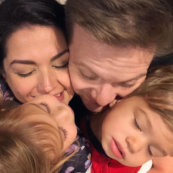 Thais Fersoza comentou após tietar a filha, Melinda: 'Como pai e mãe é um bicho besta, né?'