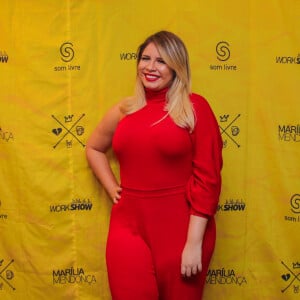 Marilia Mendonça completou o look com um poderoso batom vermelho