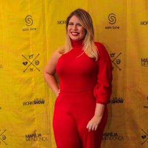 Marilia Mendonça usou look vermelho em show em São Paulo