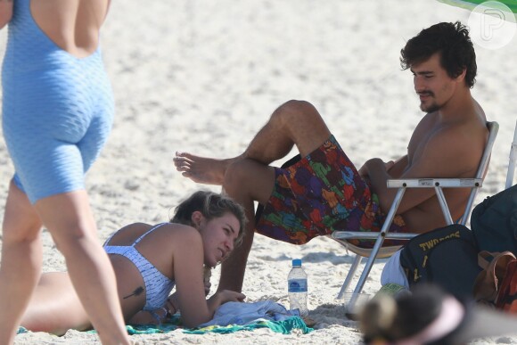 Bruno Montaleone foi clicado com Caroline Mauro, amiga dele e de Sasha, no final de semana em praia do Rio. 'Somos melhores amigos de infância', escreveu ela ao compartilhar foto com o ator e a filha de Xuxa