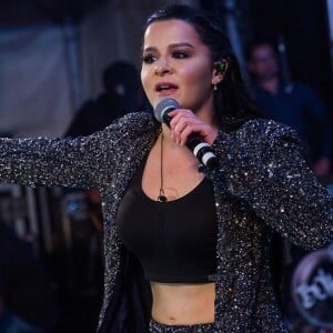 Maraisa deixou barriga à mostra em show com a irmã, Maiara