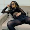 Anitta escolheu um look pretinho e nada básico para sua participação no 'Caldeirão do Huck'