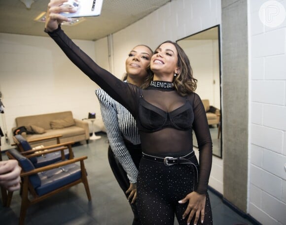 Anitta faz selfie com Ludmilla no camarim da Globo