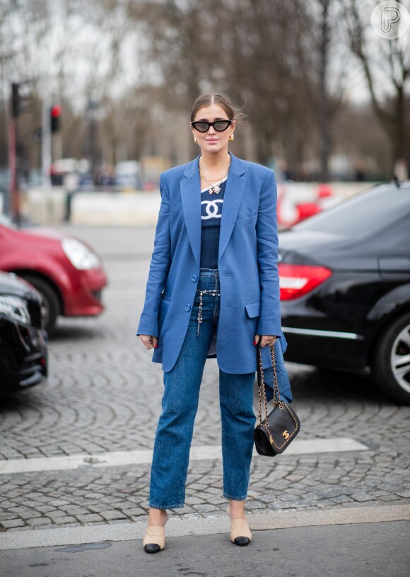 Jeans no escritório: com blazer oversized e mule de salto a peça fica descolada e chique ao mesmo tempo