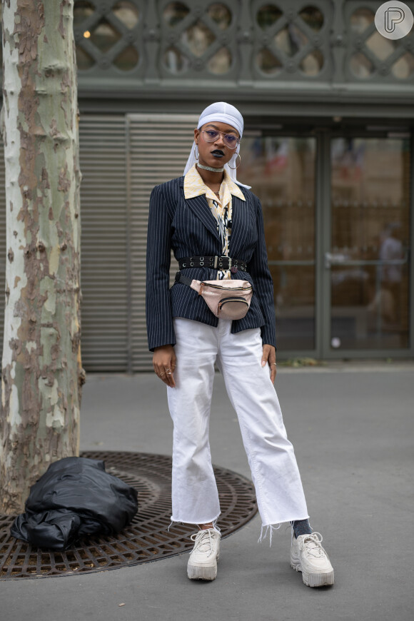 Pochete é sucesso da moda e apareceu em grande parte dos looks do street style da semana de moda de paris