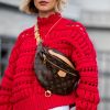 Pochete Louis Vuitton atualiza o look de inverno